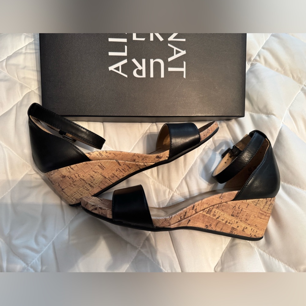 Naturalizer Black and Tan Wedge Sandals size 8